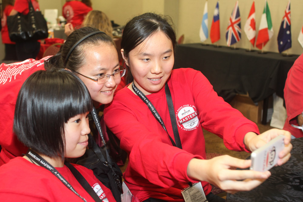 Chinese delegates Hanjie Li and Shuxuan Xiong and Singapore delegate Cher Ying Foo taking a selfie.