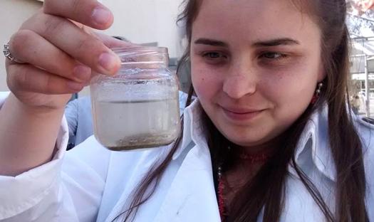 Dieuwertje is a marine biologist and sometimes takes students to the ocean. Here, she's mimicking wave motion to hatch baby grunion.