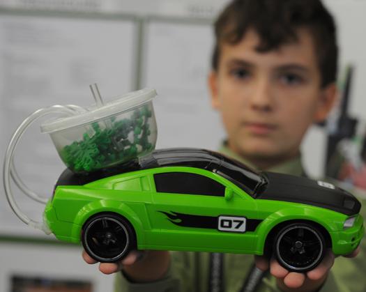 Andrew shows his project 'Algae the Carbon Sponge: Optimum Temperature for Chlorella Photosynthesis' at Broadcom MASTERS 2011.