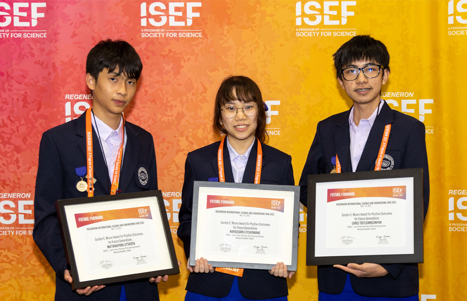 2022 ISEF Gordon E. Moore Award winners: Napassorn Litchiowong, Chris Tidtijumreonpon, and Wattanapong Uttayota (Mueang Chiang Mai, Thailand)