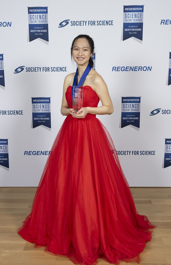 Amber Luo, 2022 3rd Place winner of STS at the Gala.