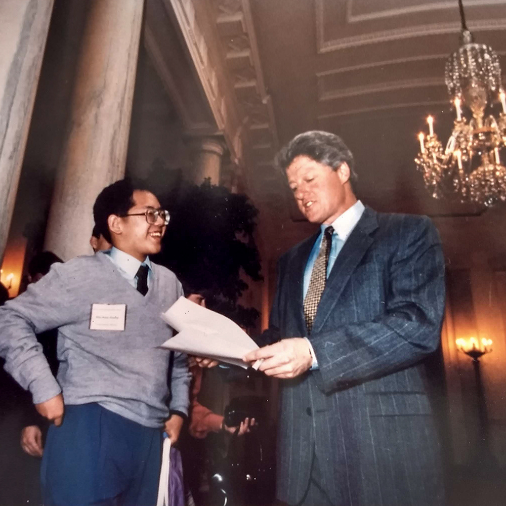 STS finalist Wei-Hwa Huang gives President Clinton a crossword puzzle