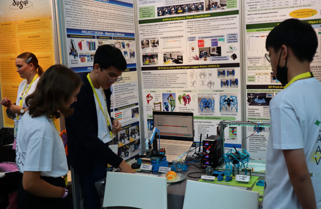 Sheng Ze Yeoh and Saan Cern Yong present their research at the 2022 EUCYS.