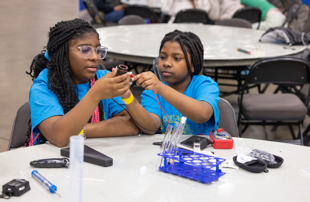 Students use scientific equipment at the Device Discovery Zone during Ed Outreach Day at Regeneron ISEF 2023.