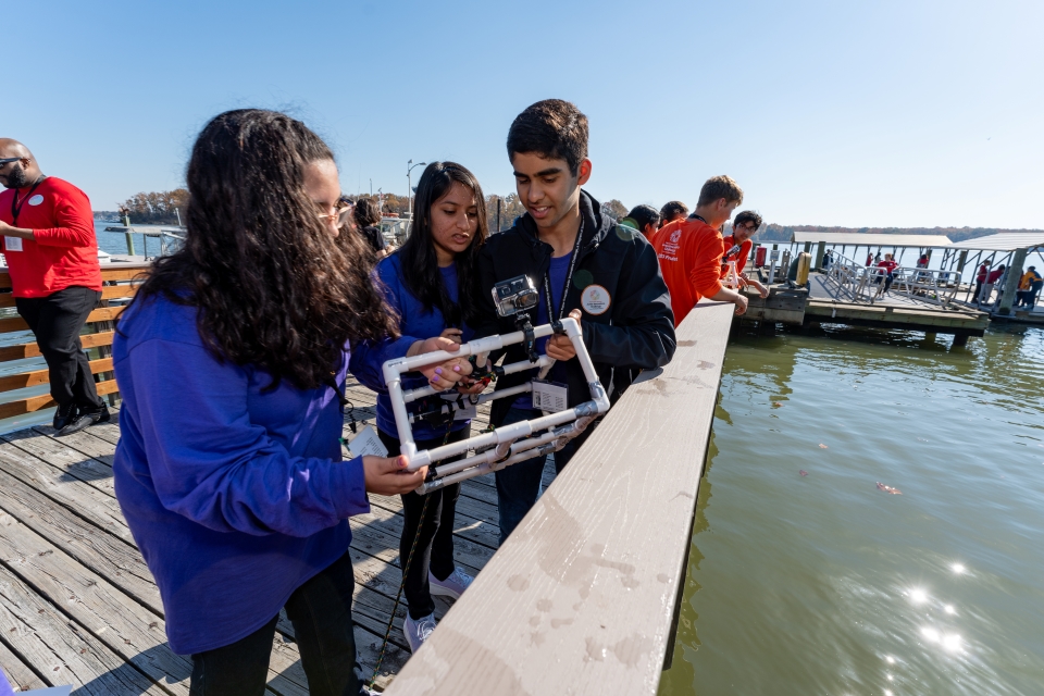 The Purple team prepares to lower their rig into the water.