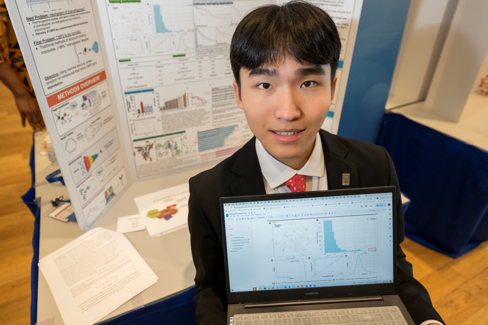 Kun-Hyung Roh at his project board, with a laptop