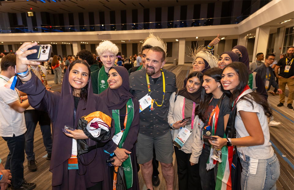 Students and George Yancopoulos are grouped together for a selfie.