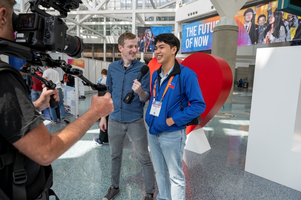 Kevin Easterly interviewing a Regeneron ISEF finalist