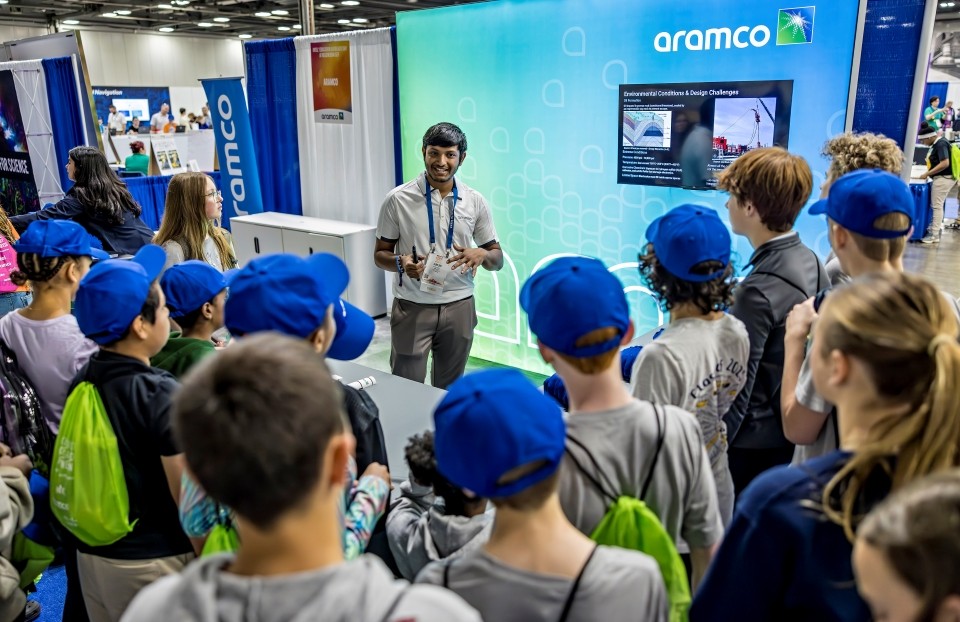 An Aramco scientist presents to students