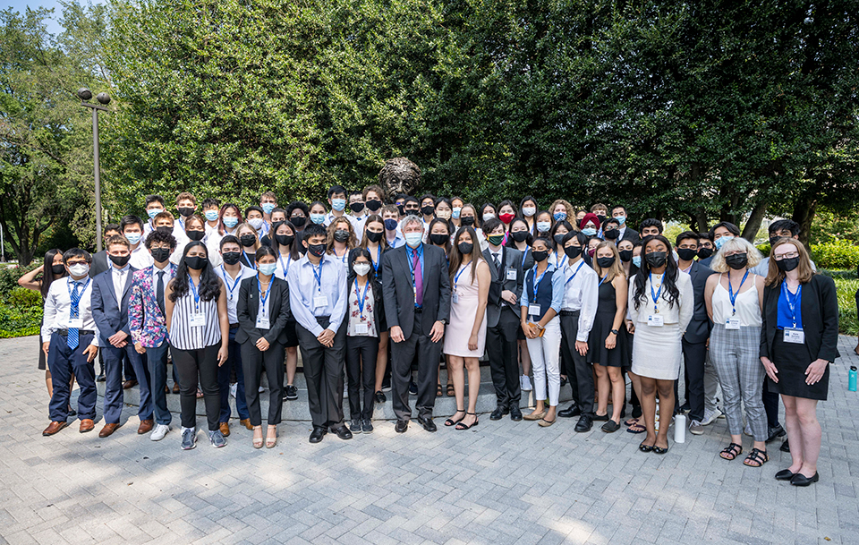 Eric Lander with the 2021 STS finalists. Chris Ayers Photography/Licensed by Society for Science