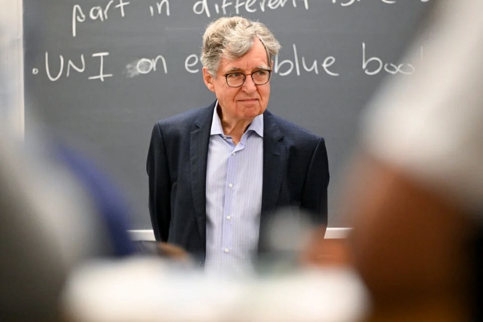 Michael Woodford being welcomed and addressing students in class the day of the announcement of his economic sciences prize.